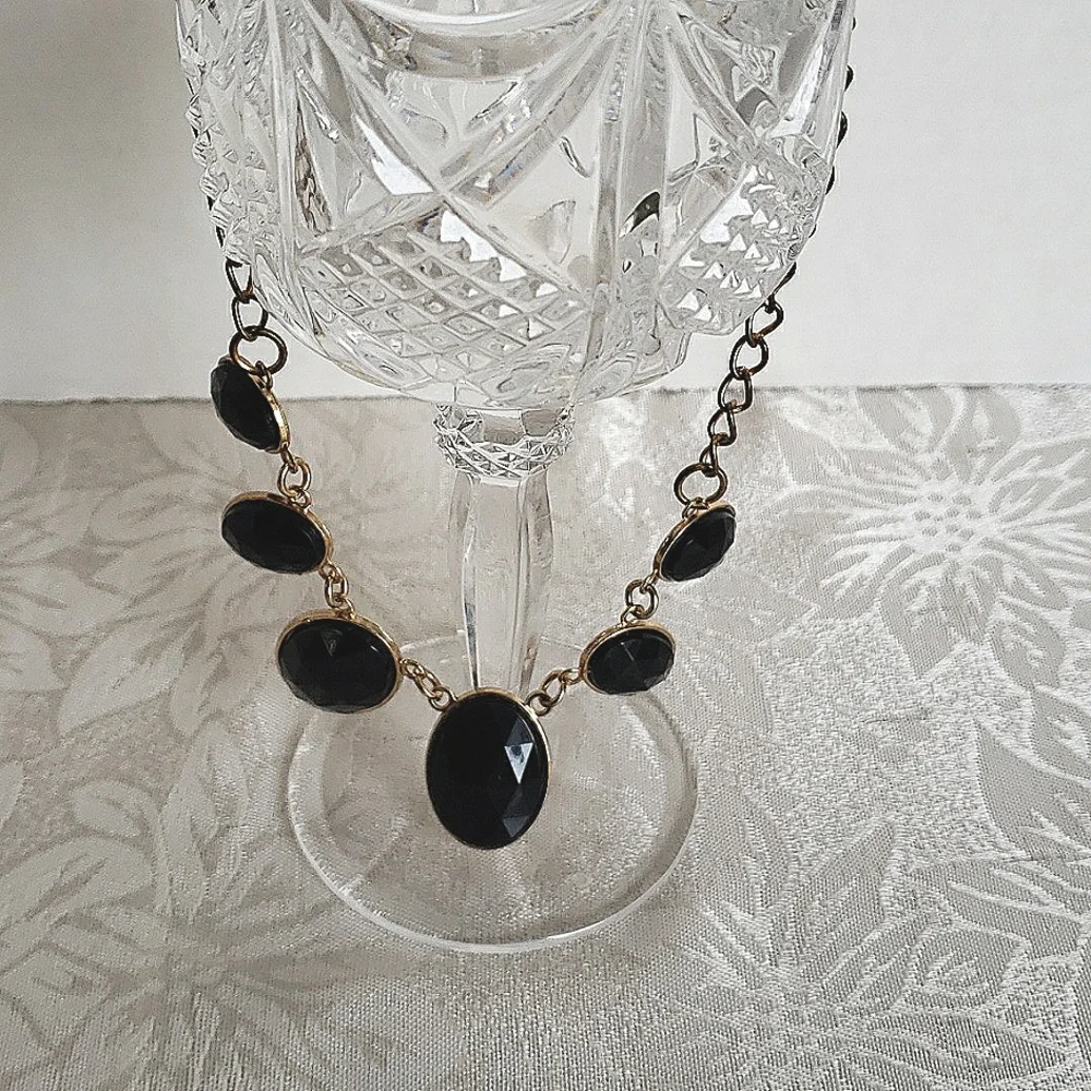Vintage black bead necklace - Picture 3 of 8